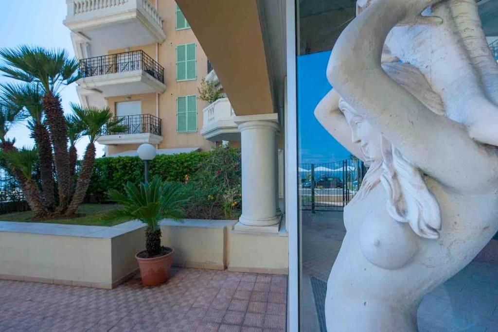 Superbe Studio Avec Terrasse En Front De Mer ม็องตง ภายนอก รูปภาพ